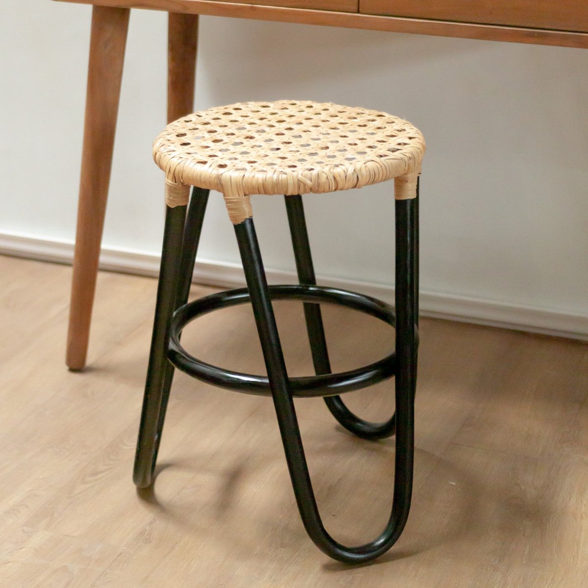 KOLAKA Rattan Stool Black Ø35 cm – Handmade Round Woven Seat - CozyVibe.eu